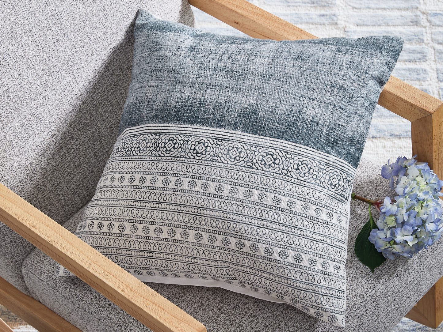 Cape Furniture Outlet - Ashley Furniture - Harperville Pillows - Pillow (4/CS) / Blue/White - A1001127