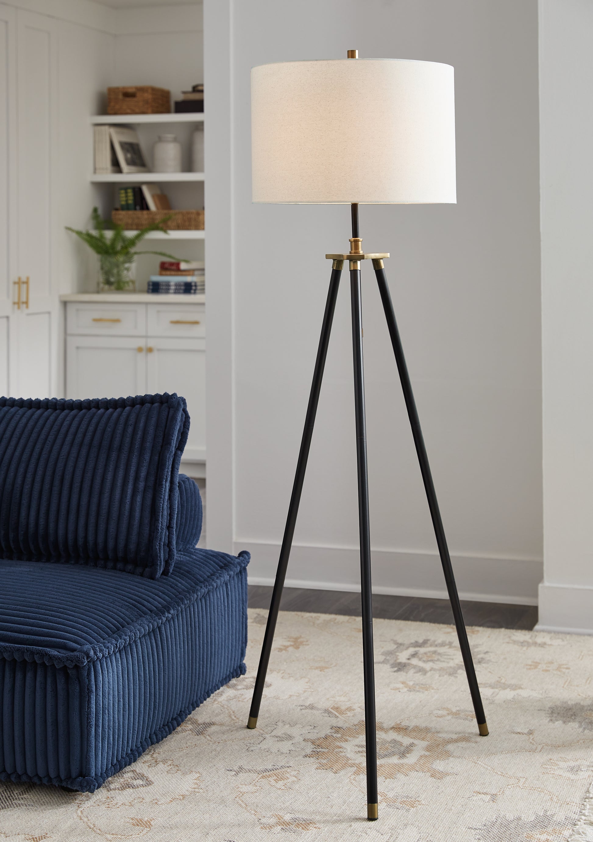 Cape Furniture Outlet - Ashley Furniture - Cashner Lighting - Metal Floor Lamp (1/CN) / Black/Gold Finish - L206101