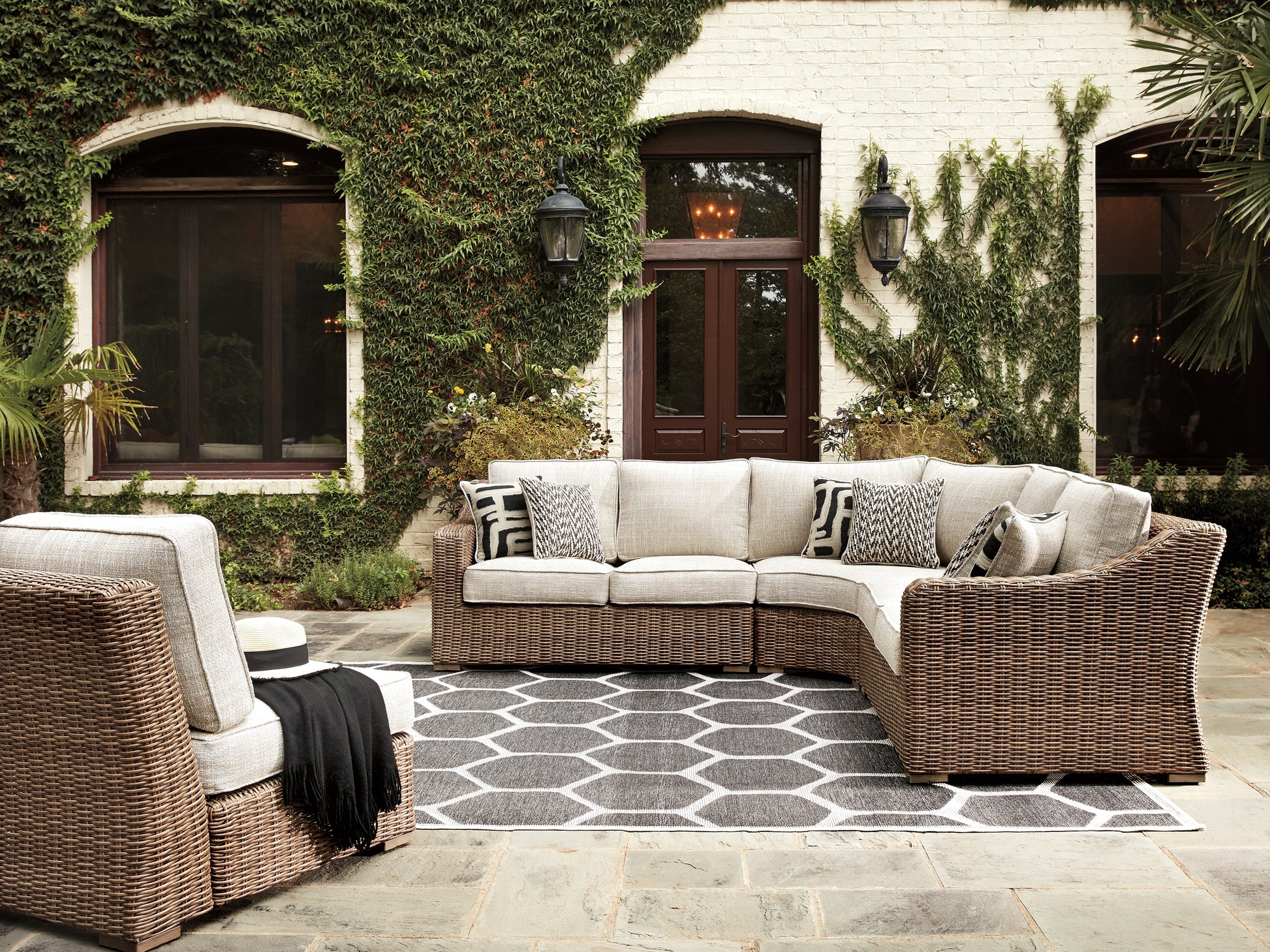 Cape Furniture Outlet - Ashley Furniture - Beachcroft Outdoor - 5-Piece Outdoor Sectional / Black/Light Gray - P792P6
